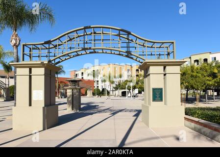 Fullerton, KALIFORNIEN - 24. JANUAR 2020: Fullerton Downtown Plaza ist ein 1,2 Hektar großer Raum rund um das Fullerton Museum Center. Stockfoto