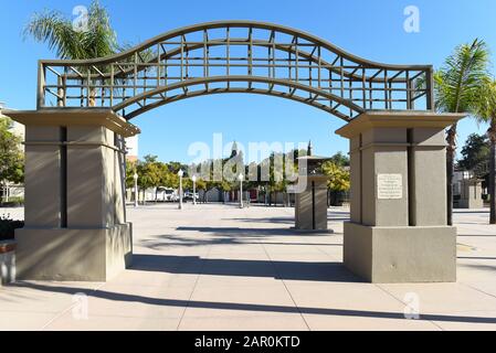 Fullerton, KALIFORNIEN - 24. JANUAR 2020: Fullerton Downtown Plaza ist ein 1,2 Hektar großer Raum rund um das Fullerton Museum Center. Stockfoto