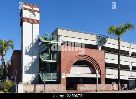 Fullerton, KALIFORNIEN - 24. JANUAR 2020: Parkhaus im Stadtzentrum von Fullerton in der Nähe des Bahnhofs an der Santa Fe Avenue und der Pomona Avenue. Stockfoto
