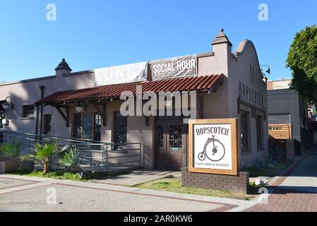 Fullerton, KALIFORNIEN - 24. JANUAR 2020: Die hopscotch Tavern bietet in einem alten Bahndepot eine Vielzahl von Mikrobrauen und Whiskeys mit herzhaften amerikanischen Gerichten. Stockfoto