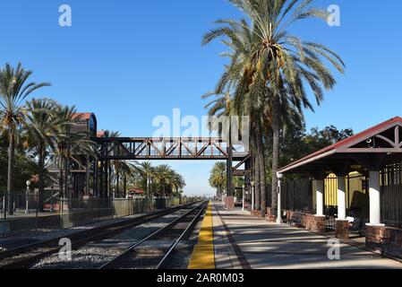 Fullerton, KALIFORNIEN - 24. JANUAR 2020: Gleise und Plattform am Bahnhof Fullerton in der Stadt Downton. Stockfoto