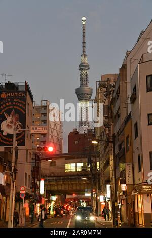 Blick auf die Straße im Stadtteil Asakusa, Tokio Stockfoto