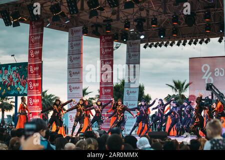 Batumi, Adscharien, Georgia - 26. Mai 2016: Leute gekleidet in traditionellen Trachten tanzen während der Feier des Unabhängigkeitstages Georgiens Stockfoto