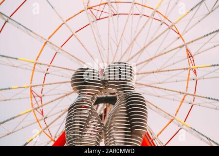 Batumi, Adscharien, Georgia - 22. Mai 2016: Eine bewegliche Metall-Skulptur am Riesenrad Hintergrund. Georgischen Bildhauer Tamara Kvesitadze im Jahr 2007 mit dem Titel Mann ein Stockfoto