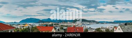 Alesund, Norwegen - 19. Juni 2019: Alesund Skyline Stadtbild Und Port Terminal. Stockfoto