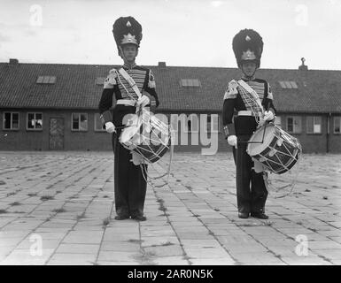 Abdankung Königin Wilhelmina/Einweihung der Vorbereitungen von Königin Juliana. Die 425 neuen Gala-Uniformen für drei Ehrengesellschaften der Garderegiments Grenadiers (mit der Royal Military Chapel) (Foto), Hunters and Fuseliers Princess Irene wurden von Illustrator-Zeichner F.J.Th.Smits entworfen. Die notwendigen Mittel (300 000) wurden von Privatpersonen eingesammelt. Ein Einkaufsausschuss mit großem Schub sorgte dafür, dass die neuen Kleider pünktlich fertig waren. September 1948 wurden die Uniformen im Lager Zeeburg in Amsterdam bewundert. Datum: 1. September 1948 Ort: Amsterdam, Noord-Holland Keyw Stockfoto