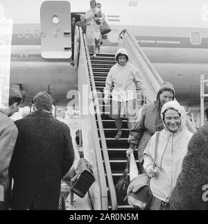 Holländische Wanderer von vier Tagen in Israel zurück Datum: 24. März 1964 Ort: Noord-Holland, Schiphol Schlüsselwörter: Wanderer Stockfoto