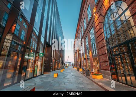 Oslo, Norwegen - 23. Juni 2019: Abendblick Moderne Und Alte Häuser Im Aker Brygge District. Sommerabend. Berühmter Und Beliebter Ort. Stockfoto