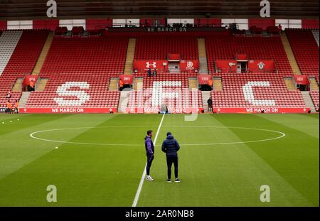 Jan Vertonghen von Tottenham Hotspur (links) und Eric Dier vor dem vierten Spiel des FA Cup im St Mary's Stadium, Southampton. Stockfoto