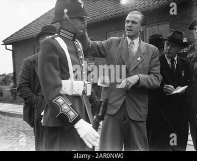 Abdankung Königin Wilhelmina/Einweihung der Vorbereitungen von Königin Juliana. Die 425 neuen Gala-Uniformen für drei Ehrengesellschaften der Garderegiments Grenadiers (mit der Royal Military Chapel), Hunters (Foto) und Füsiliers Princess Irene wurden von Zeichner F.J.H. entworfen. - Smits. Die notwendigen Mittel (300 000) wurden von Privatpersonen eingesammelt. Ein Beschaffungsausschuss mit großem Schub sorgte dafür, dass die neuen Kleider pünktlich fertig waren. September 1948 wurden die Uniformen im Lager Zeeburg in Amsterdam bewundert. Datum: 1. September 1948 Standort: Amsterdam, Noord-Holland Stockfoto