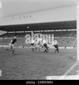 Sparta gegen Herakles 2-1, Spielmoment Datum: 26. April 1964 Schlagwörter: Sport, Fußball Personenname: Herakles Institution Name: Sparta Stockfoto