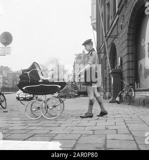 Heitje voor een chore Datum: 2. april 1964 Ort: Amsterdam, Noord-Holland Schlüsselwörter: Kinderwagen, Pfadfinder Stockfoto