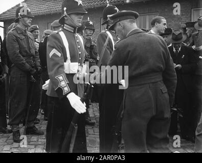 Abdankung Königin Wilhelmina/Einweihung Königin Juliana Einweihung Königin Juliana. Vorbereitungen. Die 425 neuen Gala-Uniformen für drei Ehrengesellschaften der Garderegiments Grenadiers (mit der Royal Military Chapel), Hunters (Foto) und Füsiliers Princess Irene wurden von Zeichner F.J.H. entworfen. - Smits. Die notwendigen Mittel (300 000) wurden von Privatpersonen eingesammelt. Ein Beschaffungsausschuss mit großem Schub sorgte dafür, dass die neuen Kleider pünktlich fertig waren. September 1948 wurden die Uniformen im Lager Zeeburg in Amsterdam bewundert. Datum: 1. September 1948 Standort Stockfoto