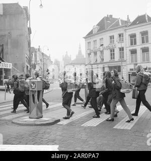 Pax Christi gestartet, ca. 3000 Teilnehmer an den Bosch Datum: 2. april 1964 Standort: Den Bosch Stichworten: Teilnehmer Name Der Einrichtung: Pax Christi Stockfoto