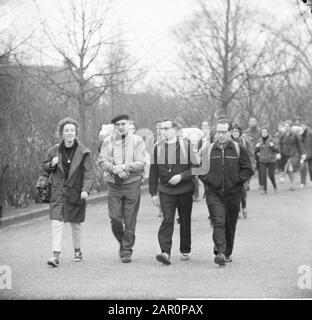 Pax Christi gestartet, ca. 3000 Teilnehmer an den Bosch Datum: 2. april 1964 Standort: Den Bosch Stichworten: Teilnehmer Name Der Einrichtung: Pax Christi Stockfoto