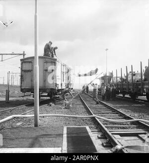 Vorbereitung der Notfallwache Amsterdam: Die Opfer wurden vom Datum des Wagens entfernt: 7. April 1964 Ort: Amsterdam, Noord-Holland Schlüsselwörter: Übungen, Wagen Stockfoto