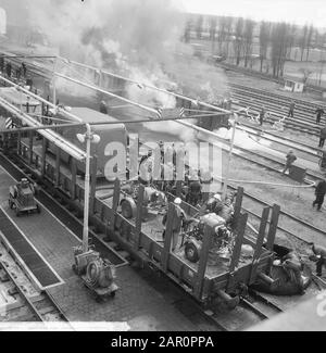 Vorbereitung auf die Notfallwache Amsterdam, die Löscharbeiten auf dem Hof in Watergraafsmeer Datum: 7. April 1964 Standort: Amsterdam, Noord-Holland Schlüsselwörter: Übungen Stockfoto