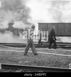 Vorbereitung auf die Notfallwache Amsterdam, die Löscharbeiten auf dem Hof in Watergraafsmeer Datum: 7. April 1964 Standort: Amsterdam, Noord-Holland Schlüsselwörter: Übungen Stockfoto