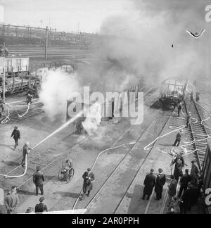 Vorbereitung auf die Notfallwache Amsterdam, die Löscharbeiten auf dem Hof in Watergraafsmeer Datum: 7. April 1964 Standort: Amsterdam, Noord-Holland Schlüsselwörter: Übungen Stockfoto