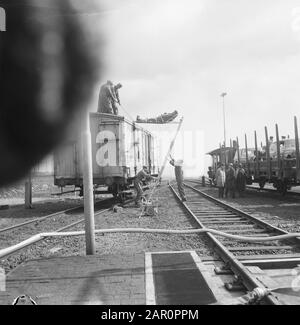 Vorbereitung auf die Notfallwache Amsterdam, die Löscharbeiten auf dem Hof in Watergraafsmeer Datum: 7. April 1964 Standort: Amsterdam, Noord-Holland Schlüsselwörter: Übungen Stockfoto