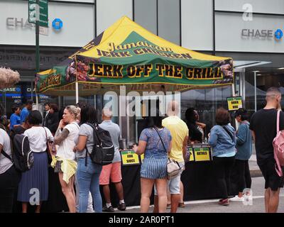 New York, USA - 1. Juni 2019: Straßenmesse an der 6th Avenue in Manhattan. Stockfoto