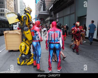 New York, USA - 1. Juni 2019: Zwei Straßenkünstler in der Nähe Des Times Square, gekleidet als Spider Man und einer als Transformator verkleidet, warten auf Fotogr Stockfoto