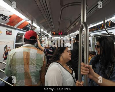 New York, USA - 2. Juni 2019: Das Innere einer überfüllten New Yorker U-Bahn. Stockfoto