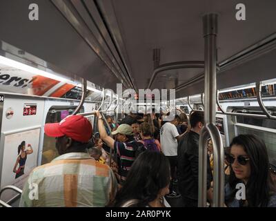 New York, USA - 2. Juni 2019: Das Innere einer überfüllten New Yorker U-Bahn. Stockfoto