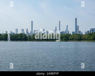 New York, USA - 2. Juni 2019: Bild des Jacqueline Kennedy Onassis Reservoirs im Central Park. Das Bild gibt auch einen guten Blick auf die Milliardärsreihe Stockfoto