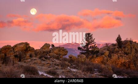 Der erste Mond von 2020, der Wolfmoon, scheint hell über die Landschaft des Devils Backbone in Loveland, Colorado Stockfoto