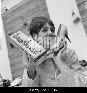 Internationale Schuhmesse in Jaarbeurs in Utrechter, hier eine exklusive Kombination Datum: 13. April 1964 Ort: Utrechter Schlüsselwörter: Schuhe Institutionenname: Jaarbeurs Stockfoto