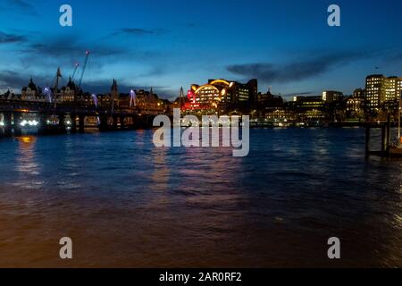 Charing Cross Station und Price Waterhouse Coopers Büros am Ufer der Themse im Zentrum Londons Stockfoto