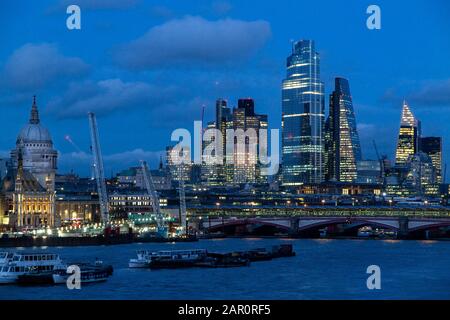 Die City of London und die St Paul's Cathedral in der Dämmerung Stockfoto