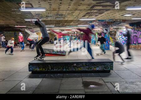 Skateboarder unter dem Southbank Center in London Stockfoto