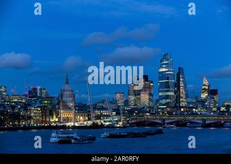 Die City of London und die St Paul's Cathedral in der Dämmerung Stockfoto