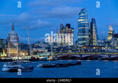 Die City of London und die St Paul's Cathedral in der Dämmerung Stockfoto