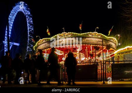 Das London Eye und eine Merry-go-Runde am Südufer der Themse, London Stockfoto