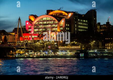 Charing Cross Station und Price Waterhouse Coopers Büros am Ufer der Themse im Zentrum Londons Stockfoto