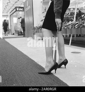 Internationale Schuhmesse in Jaarbeurs in Utrechter Datum: 13. April 1964 Standort: Utrechter Schlüsselwörter: Schuhe Stockfoto