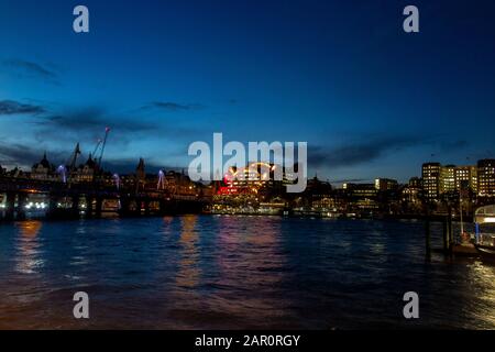 Charing Cross Station und Price Waterhouse Coopers Büros am Ufer der Themse im Zentrum Londons Stockfoto