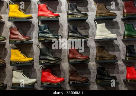 Ein buntes Dr Marten Stiefel Stockfoto