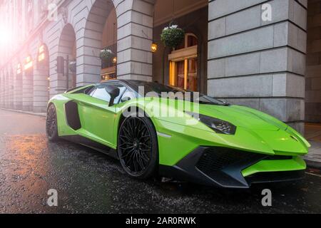 Ein illegal geparktes Lamborghini-Superauto vor dem berühmten Ritz Hotel auf der Londoner Piccadilly Stockfoto