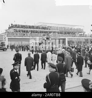 Das Königspaar kehrte aus Mexiko Zurück Das Königspaar und ihre Töchter auf dem Weg zum Flughafengebäude Datum: 18. April 1964 Standort: Noord-Holland, Schiphol Schlüsselwörter: Queens, Princes, Princesses, Airports Stockfoto