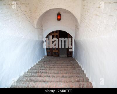 Asowski, Russland - 27. Juli 2019: Abstieg in den Keller des Pulverkellers der Festung Asowski Stockfoto