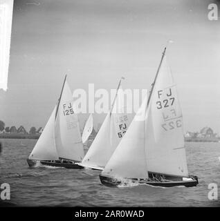 Wettbewerb auf dem Buiten IJ in Amsterdam, die Flying Junior Klasse in Aktion Datum: 13. Juni 1964 Ort: Amsterdam, Noord-Holland Schlüsselwörter: Sport, Segeln Stockfoto