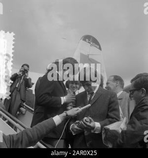 Rolling Stones in Schiphol Datum: 8. August 1964 Ort: Noord-Holland, Schiphol Schlüsselwörter: Ankunftseinrichtung Name: Rolling Stones Stockfoto
