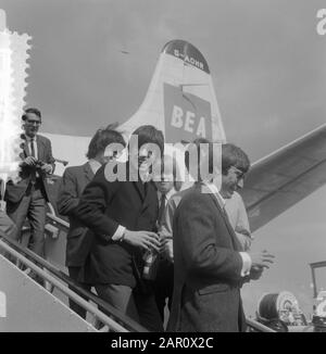 Rolling Stones in Schiphol Datum: 8. August 1964 Ort: Noord-Holland, Schiphol Schlüsselwörter: Ankunftseinrichtung Name: Rolling Stones Stockfoto