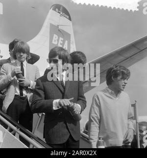 Rolling Stones in Schiphol Datum: 8. August 1964 Ort: Noord-Holland, Schiphol Schlüsselwörter: Ankunftseinrichtung Name: Rolling Stones Stockfoto
