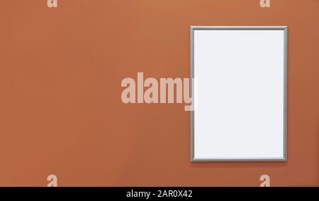 Leere Werbetafel an einer orangefarbenen Wand, Banner mit Raum, um Ihren eigenen Text hinzuzufügen Stockfoto