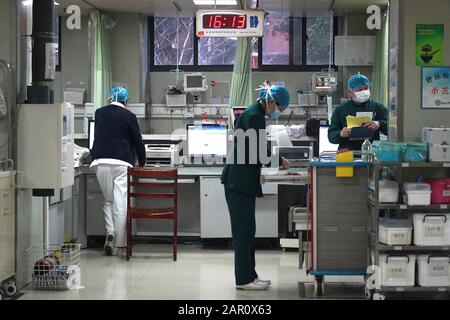 Nanchang, chinesische Provinz Jiangxi. Januar 2020. Medizinisches Personal arbeitet in der Notaufnahme des Ersten Angeschlossenen Krankenhauses der Nanchang-Universität in Nanchang, der Hauptstadt der ostchinesischen Provinz Jiangxi, am 25. Januar 2020. Am ersten Tag des chinesischen Lunar-Neujahrs erfüllen viele medizinische Mitarbeiter noch immer ihre Pflicht auf ihren Posten. Credit: Wan Xiang/Xinhua/Alamy Live News Stockfoto